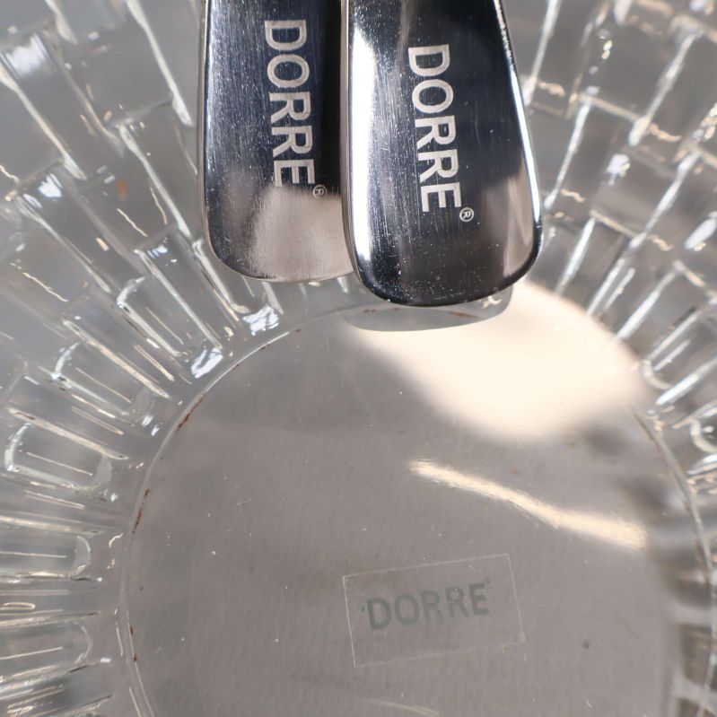 Salladsbestick med Dorre-logga intill Dorre-stämpel i skål