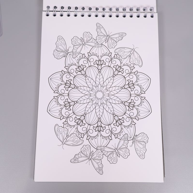 Uppslag med mandala och fjärilar att färglägga