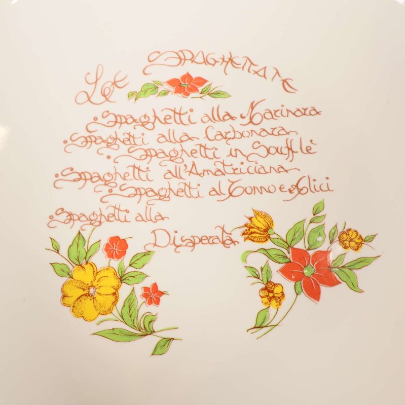 Närbild på mönster och text i pastaskål
