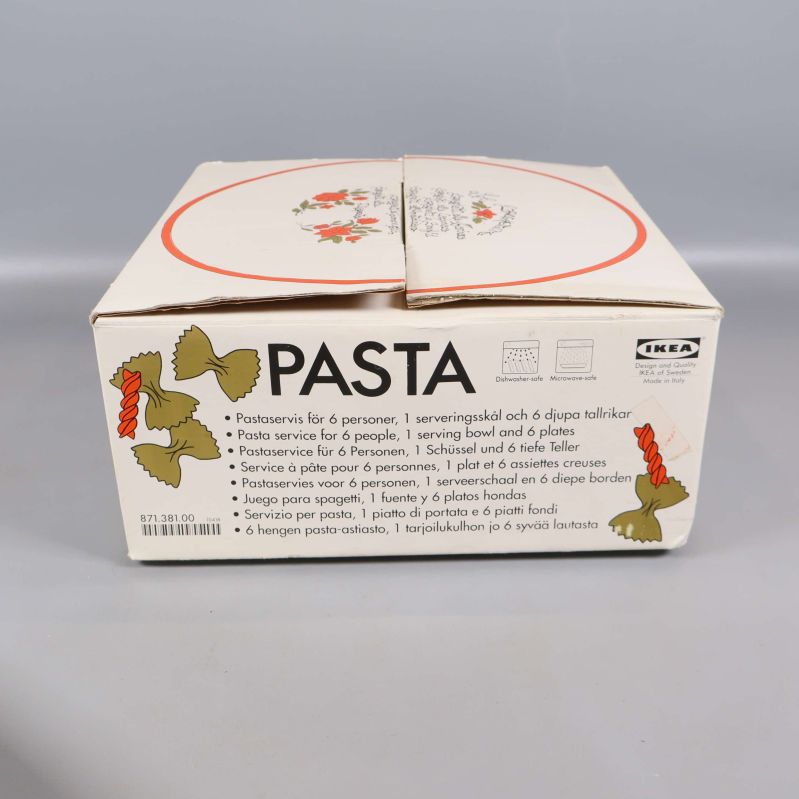Pastaservisens originalkartong med tydlig text och motiv