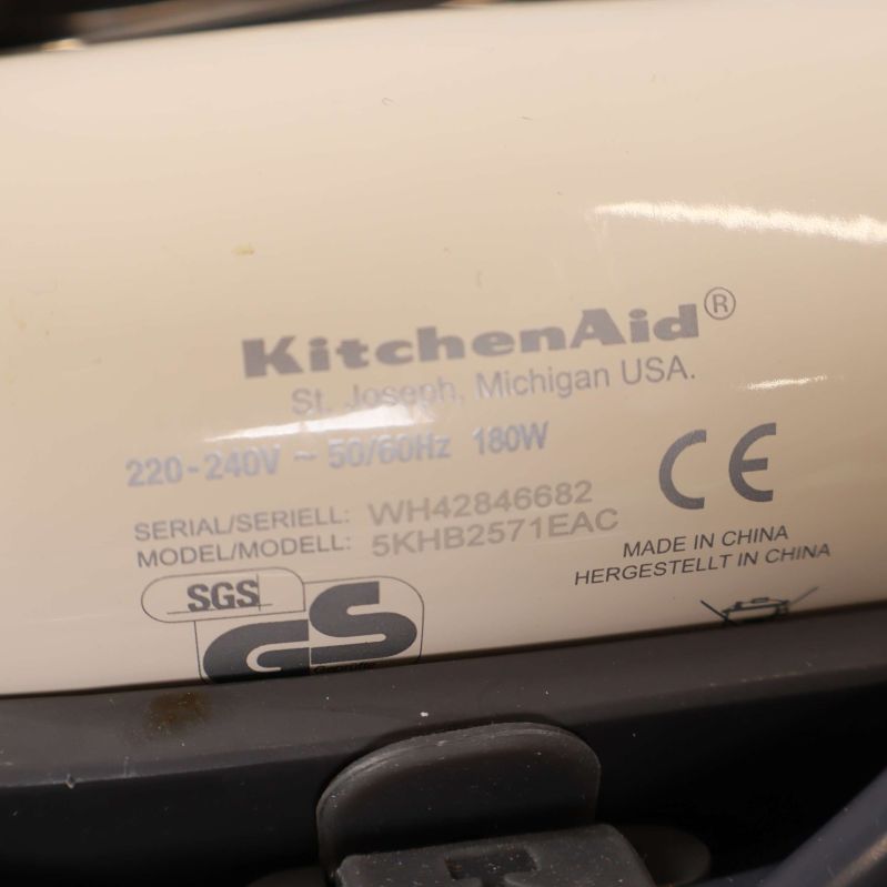 Närbild på text KitchenAid och teknisk information