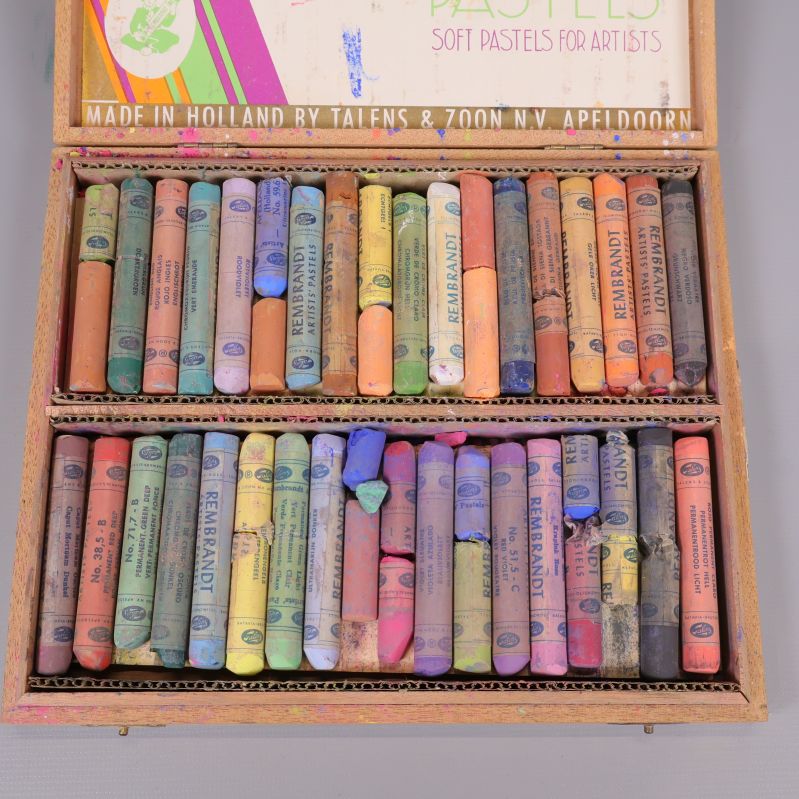 Öppen låda med Rembrandt soft pastels i olika färger