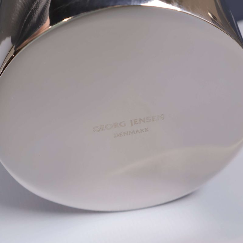 Närbild på botten med ingraverad Georg Jensen logotyp