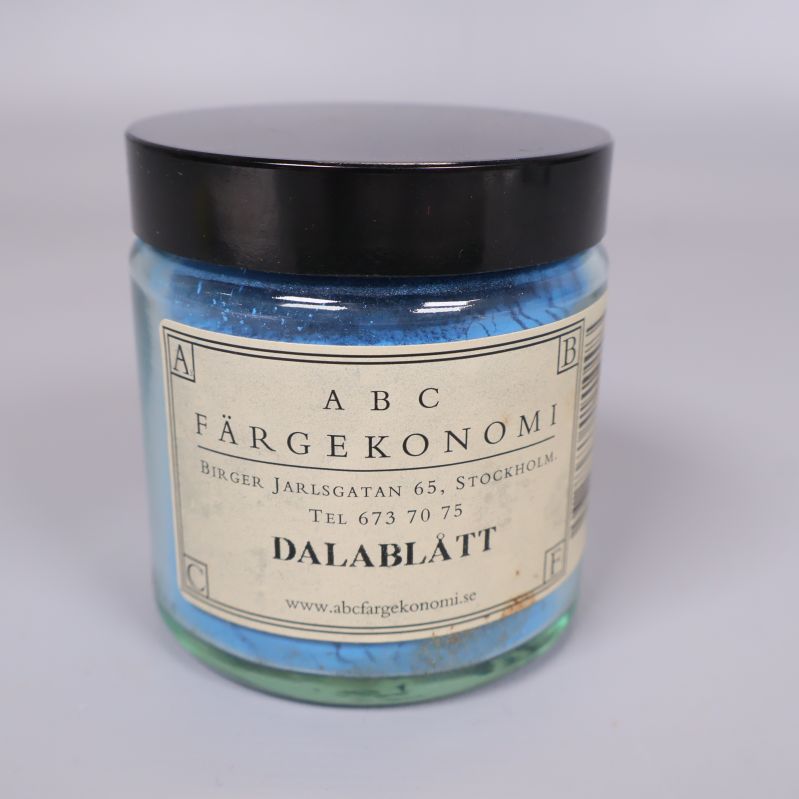 Närbild på burk med blått pigment märkt Dalablått