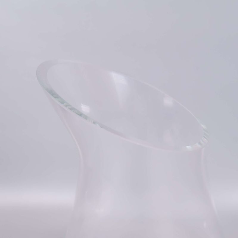 Närbild på karaffens snedskurna glasöppning
