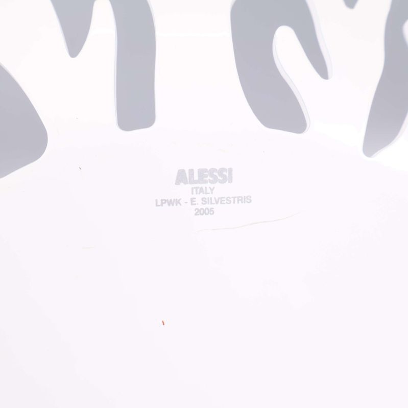 Alessi logotyp och formgivarens namn på insidan av skålen