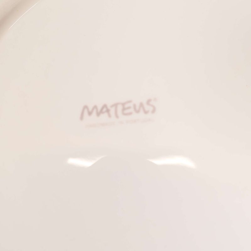 Närbild av Mateus logotyp på undersidan av fatet