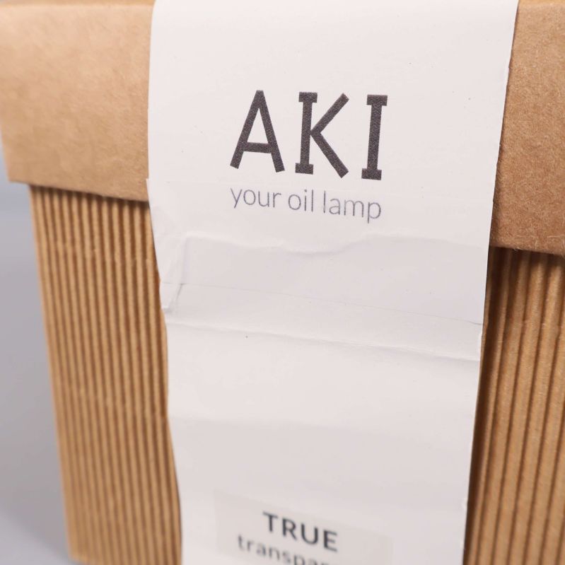 Närbild på etikett med AKI your oil lamp