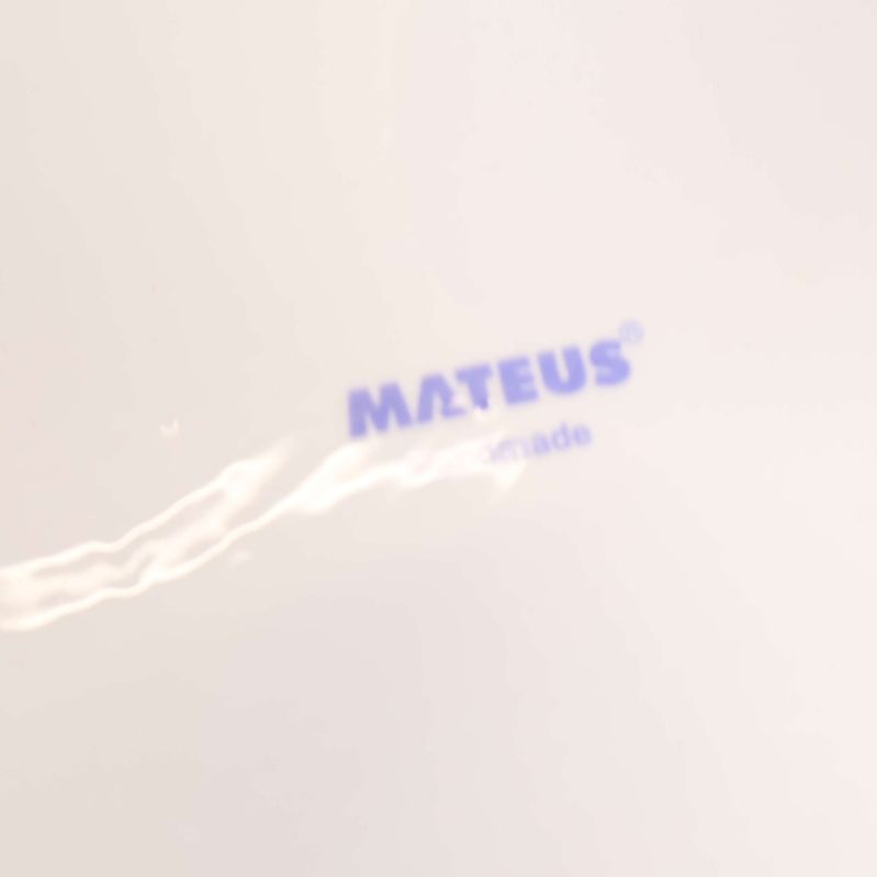 Närbild på blå MATEUS-stämpel under fatet