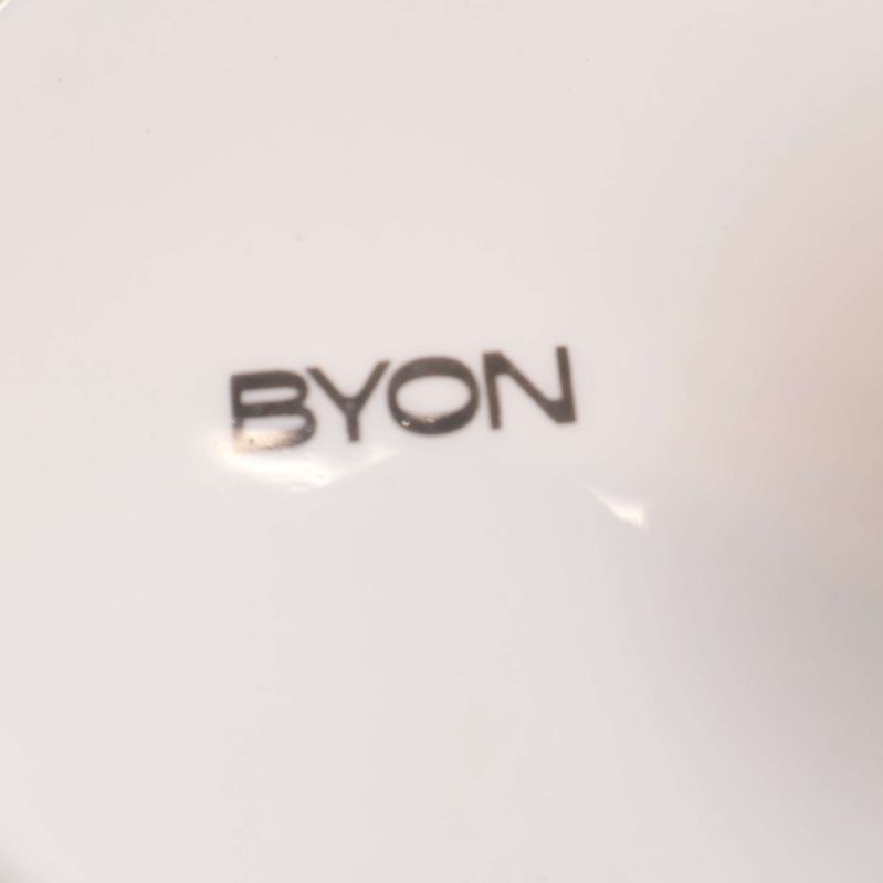 Närbild på ByOn logotyp i svart på vitt porslin