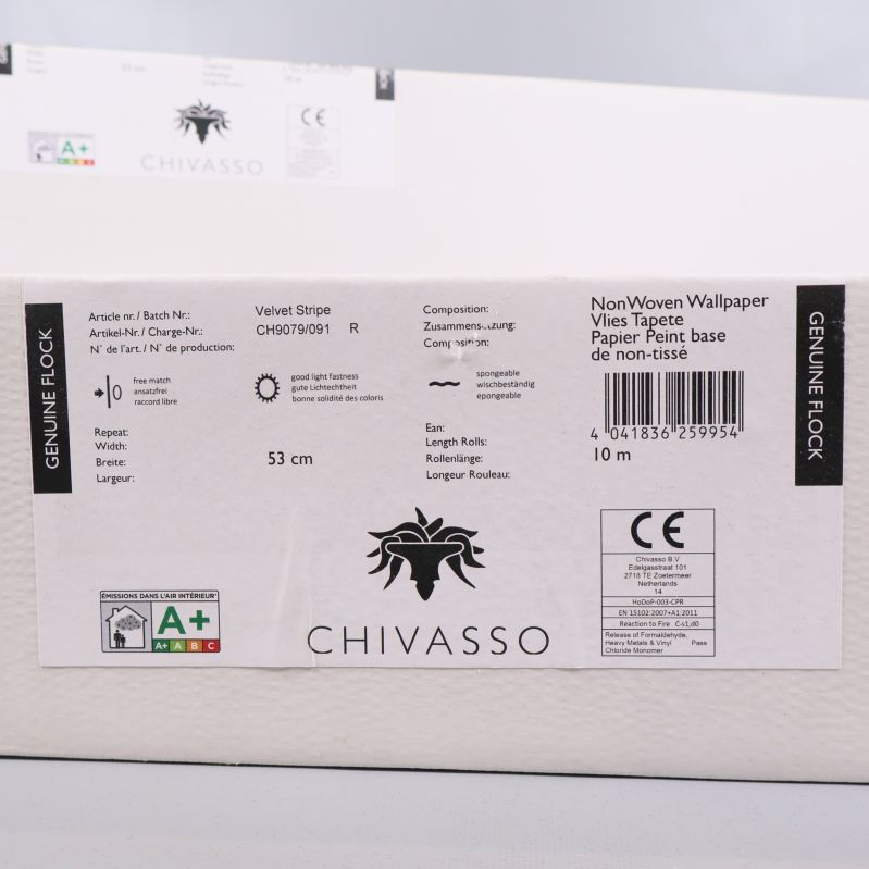 Närbild på etikett med Chivasso logotyp och tapetinfo