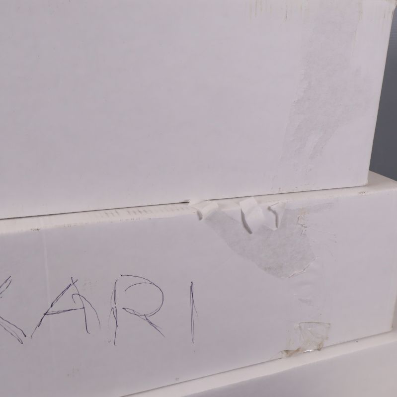 Närbild på vit kartong med handskriven text
