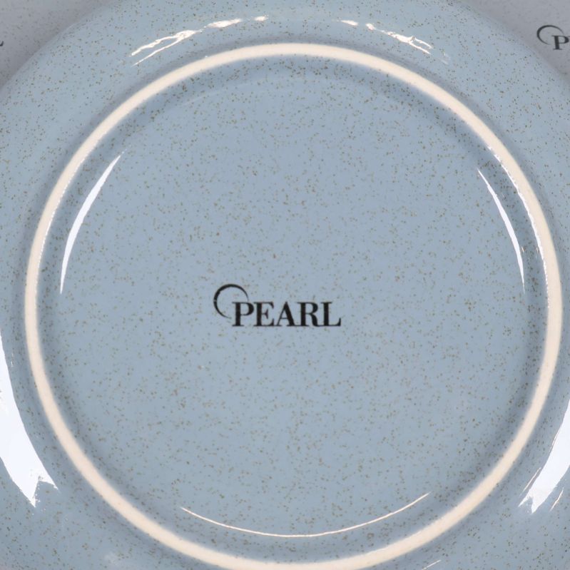 Närbild på undersidan av tallrik med Pearl-logotyp