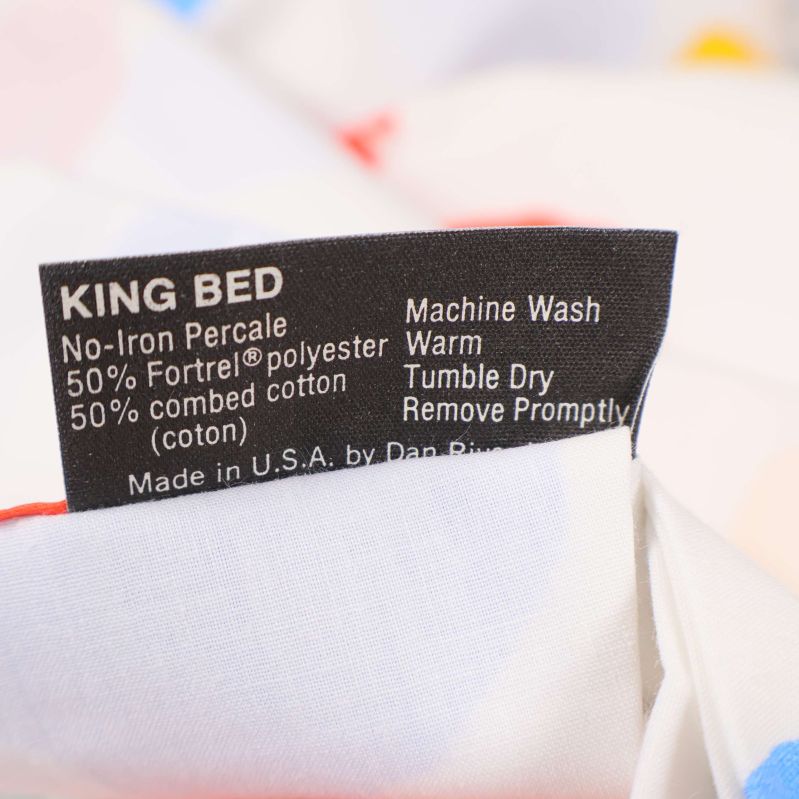 Materialetikett visar 50 procent polyester och bomull