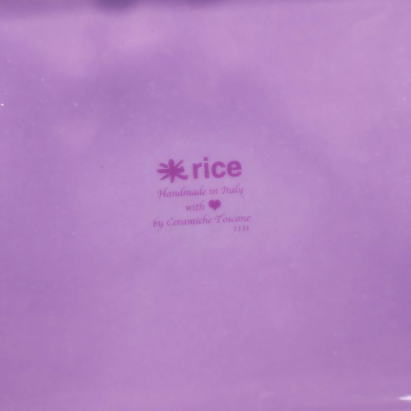 Närbild av undersidans Rice-märkning och text Handmade in Italy
