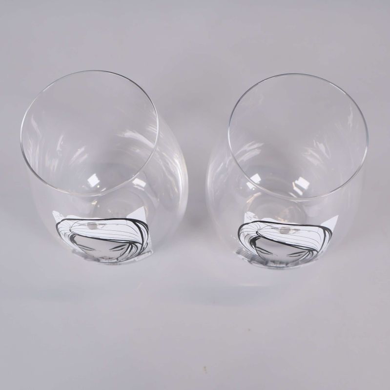 Två glas med motiv sedda uppifrån