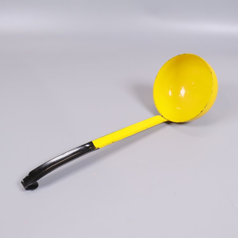 Lång gul slev med svart handtag
