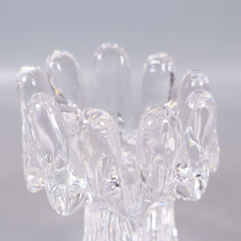 Närbild på vågig och skulptural glasstruktur