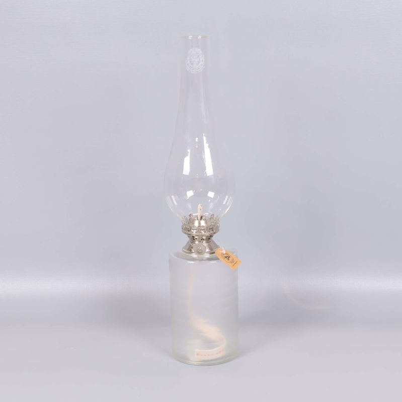 Klassisk oljelampa i glas med silverfärgat brännarhuvud