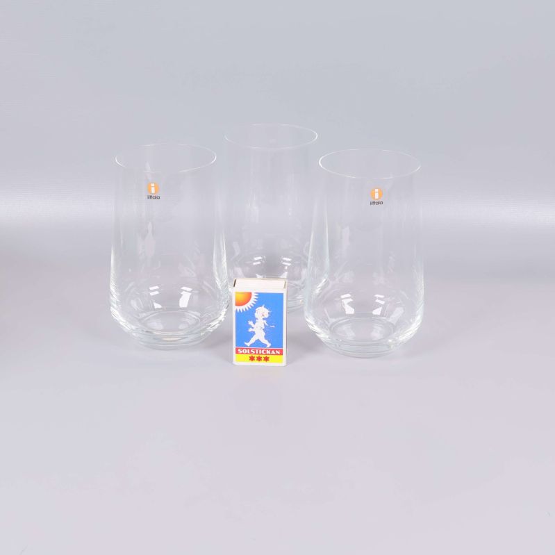 Tre Iittala Tumbler-glas uppradade med tändsticksask för storleksjämförelse