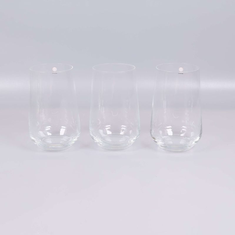 Tre Iittala Tumbler-glas stående från sidan mot ljus bakgrund
