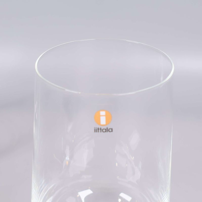 Närbild på Iittala Tumbler-glas med synlig logotyp