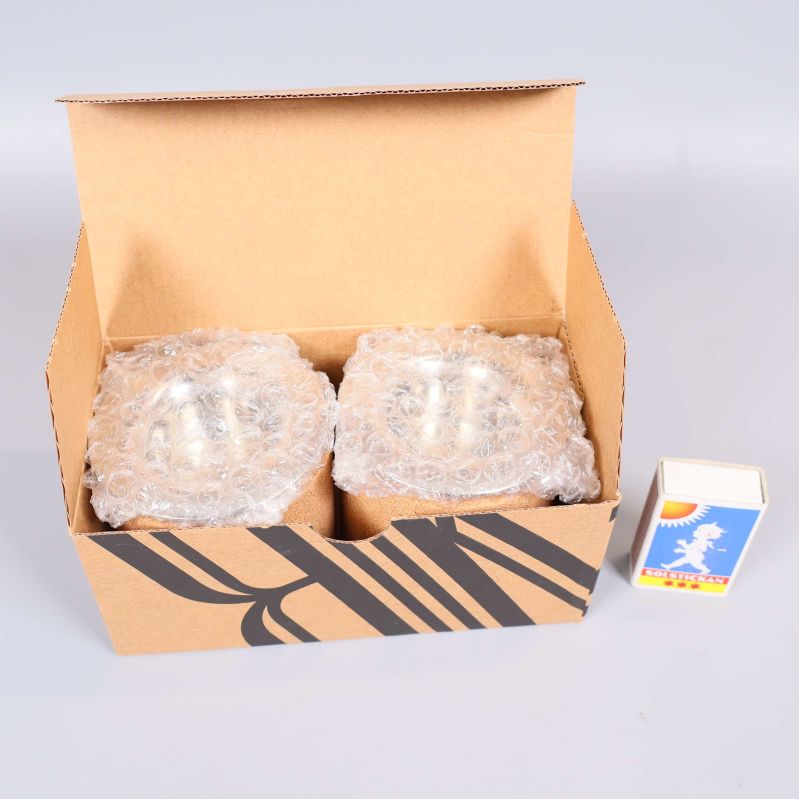 Ljuslyktor förpackade i öppen kartong med bubbelplast