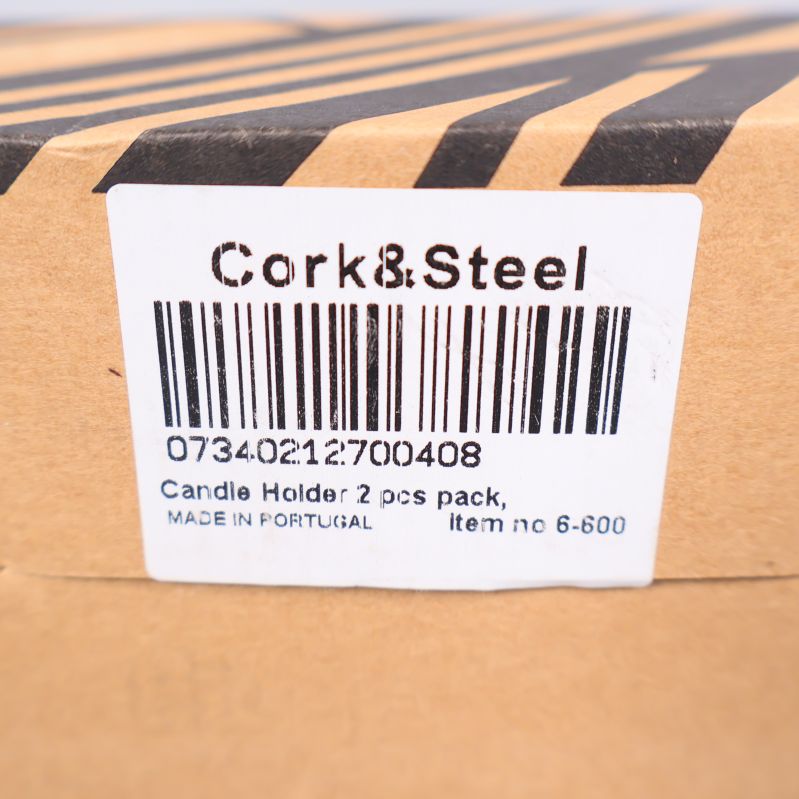 Närbild på etikett med texten Cork&Steel