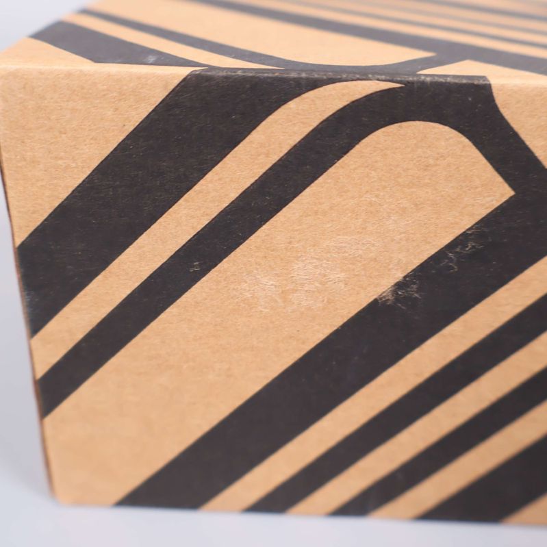 Detaljbild på kartongens mönstrade design