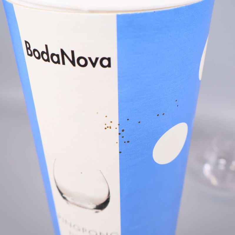 Närbild på förpackning med BodaNova-logo och prickar