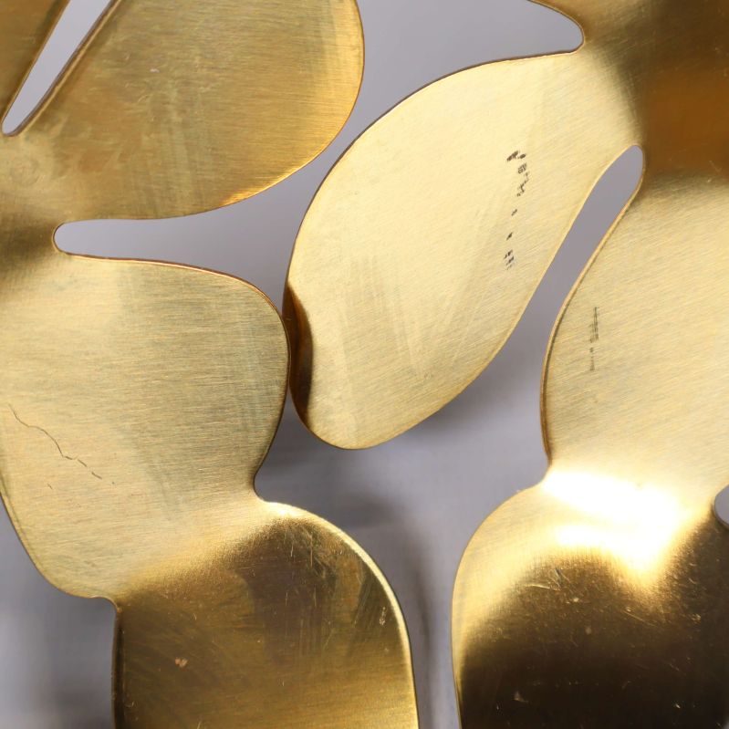 Detalj på skål med små märken i metallen