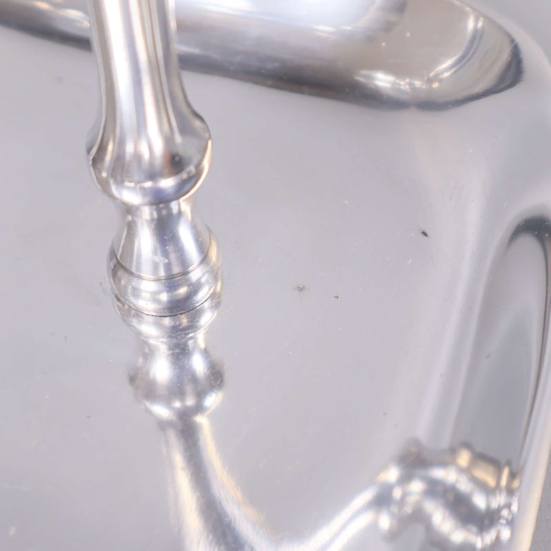 Närbild på blank silveryta med små märken