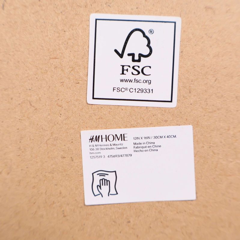 Detaljbild av etiketter från H&M Home och FSC