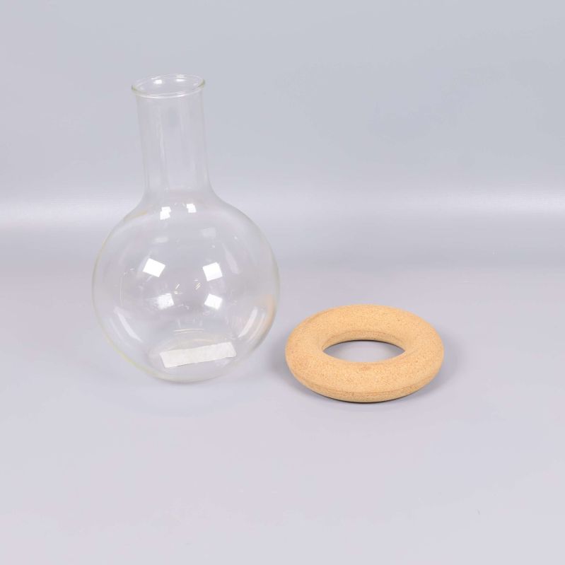 Karaff i glas och separat korkring bredvid varandra