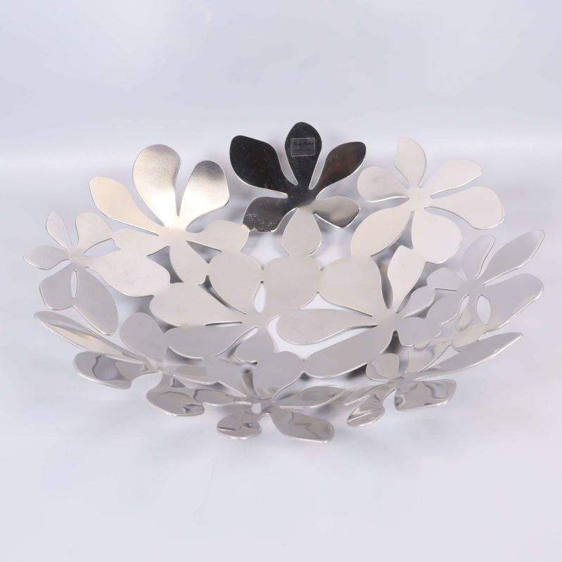 Metallskål i blomformad design sedd framifrån