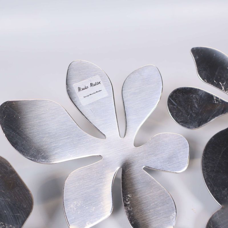 Detaljbild på blomblad med märkning i metallen