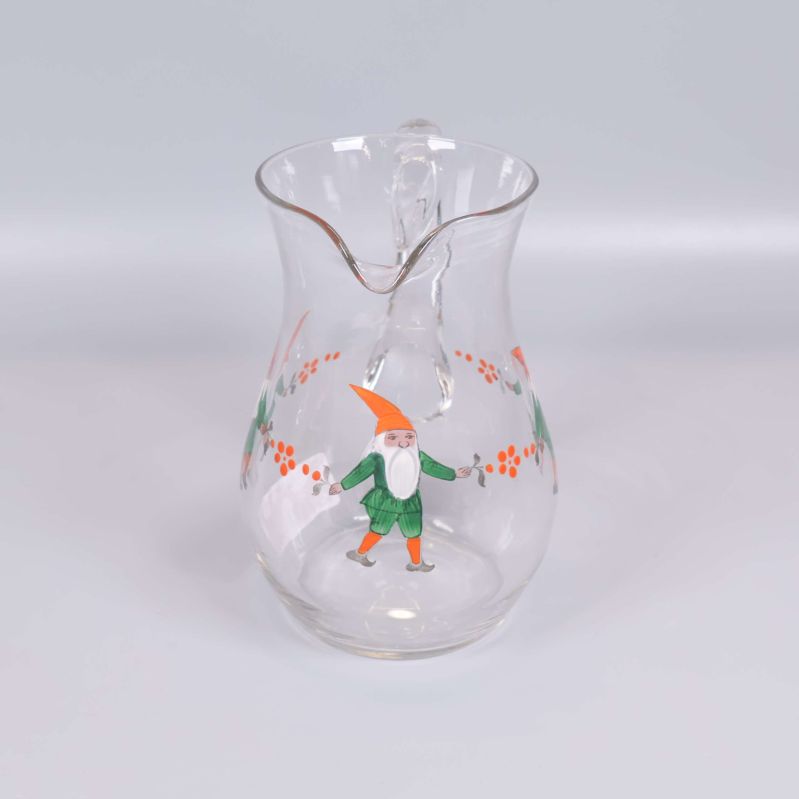 Kanna framifrån med tomte och orange dekorationer