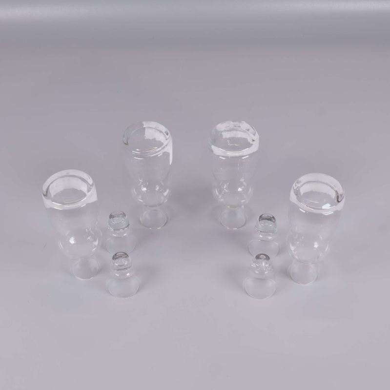 Fyra glas karaffer och små glas sedda ovanifrån