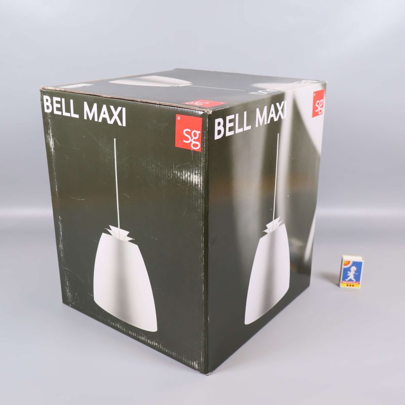 Bell Maxi taklampa i kartong bredvid tändsticksask för storleksjämförelse