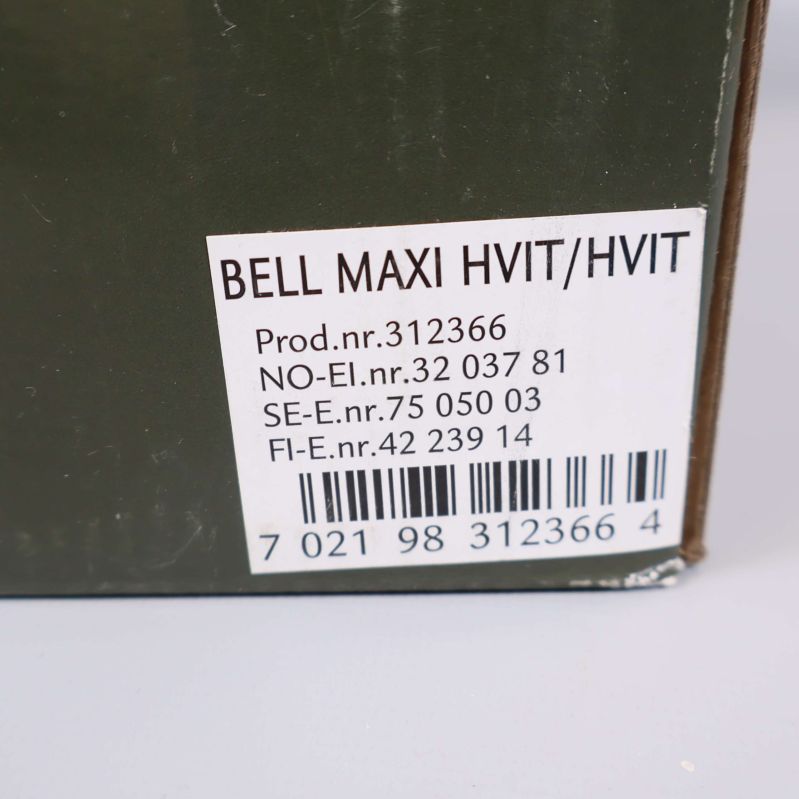 Närbild produktetikett med text Bell Maxi Hvit