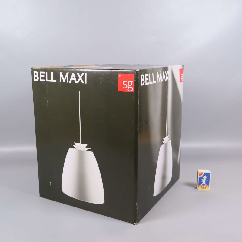 Kartong för Bell Maxi ståendes bredvid tändsticksask