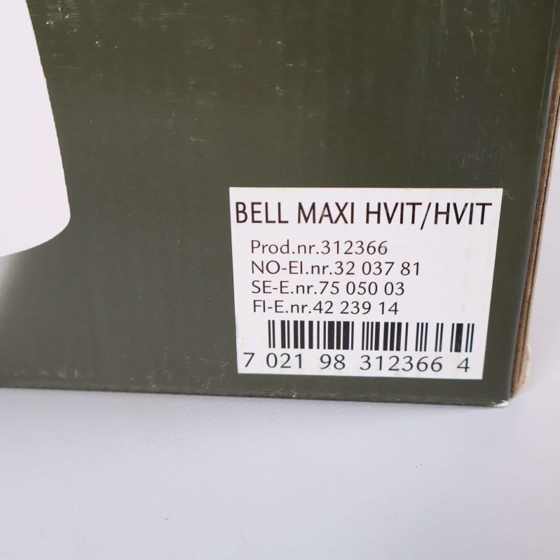 Närbild på etiketten med texten Bell Maxi Hvit/Hvit och produktnummer