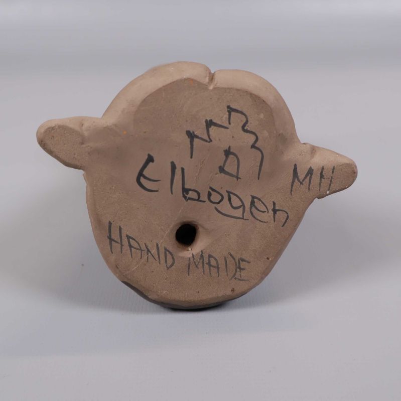 Närbild på skulpturens undersida, text Elbogen MH HAND MADE