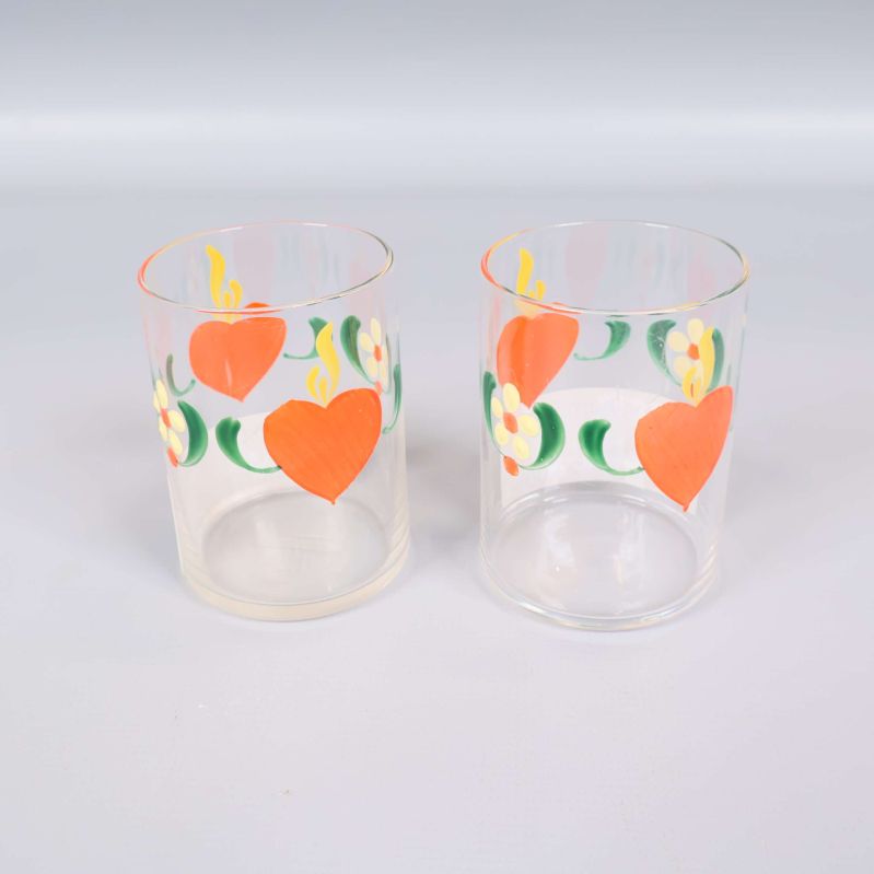 Två små glas med hjärt- och blommönster