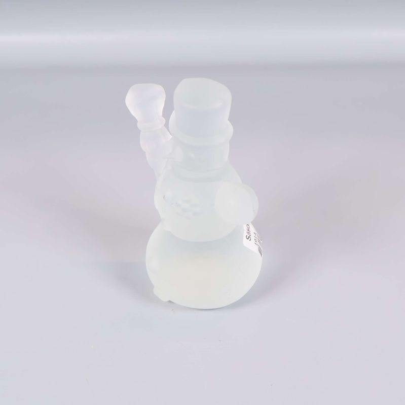 Snögubbe i glas sedd från sidan med utsträckt arm