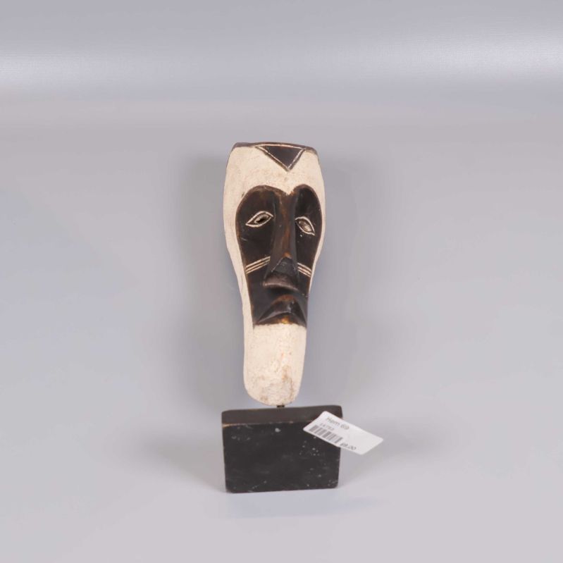 Maskskulptur sedd uppifrån med fokus på ansiktsdetaljer