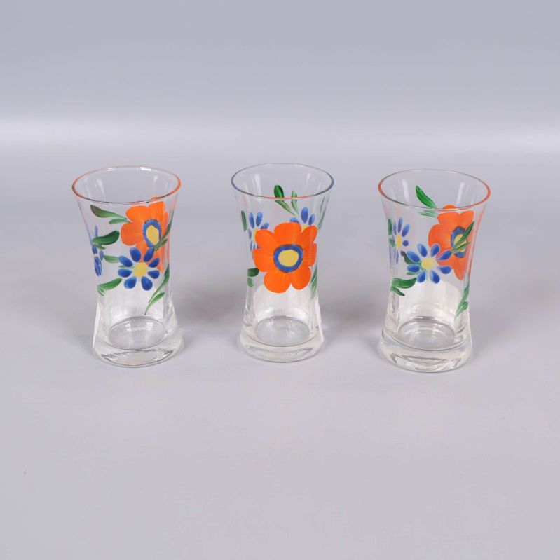 Tre glas med färgglada blommor dekorerade runtom
