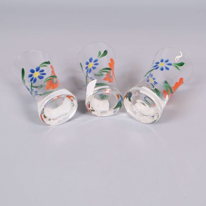 Tre glas med blommönster liggande på sidan