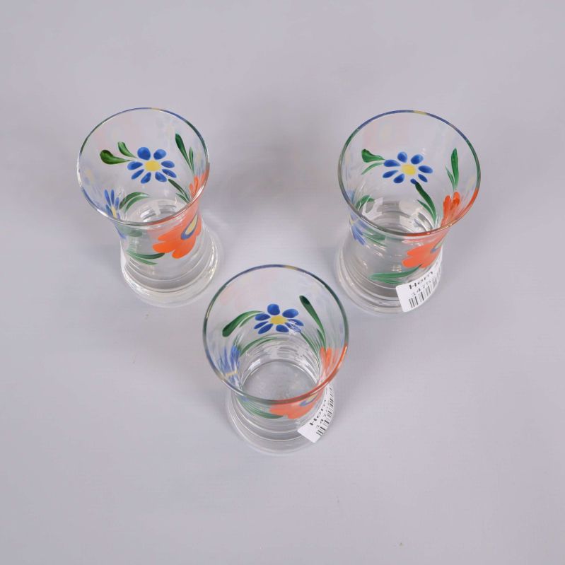 Tre glas med blommönster sedda uppifrån