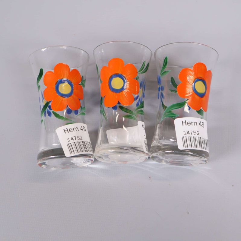 Framsida av tre glas med stor orange blomma